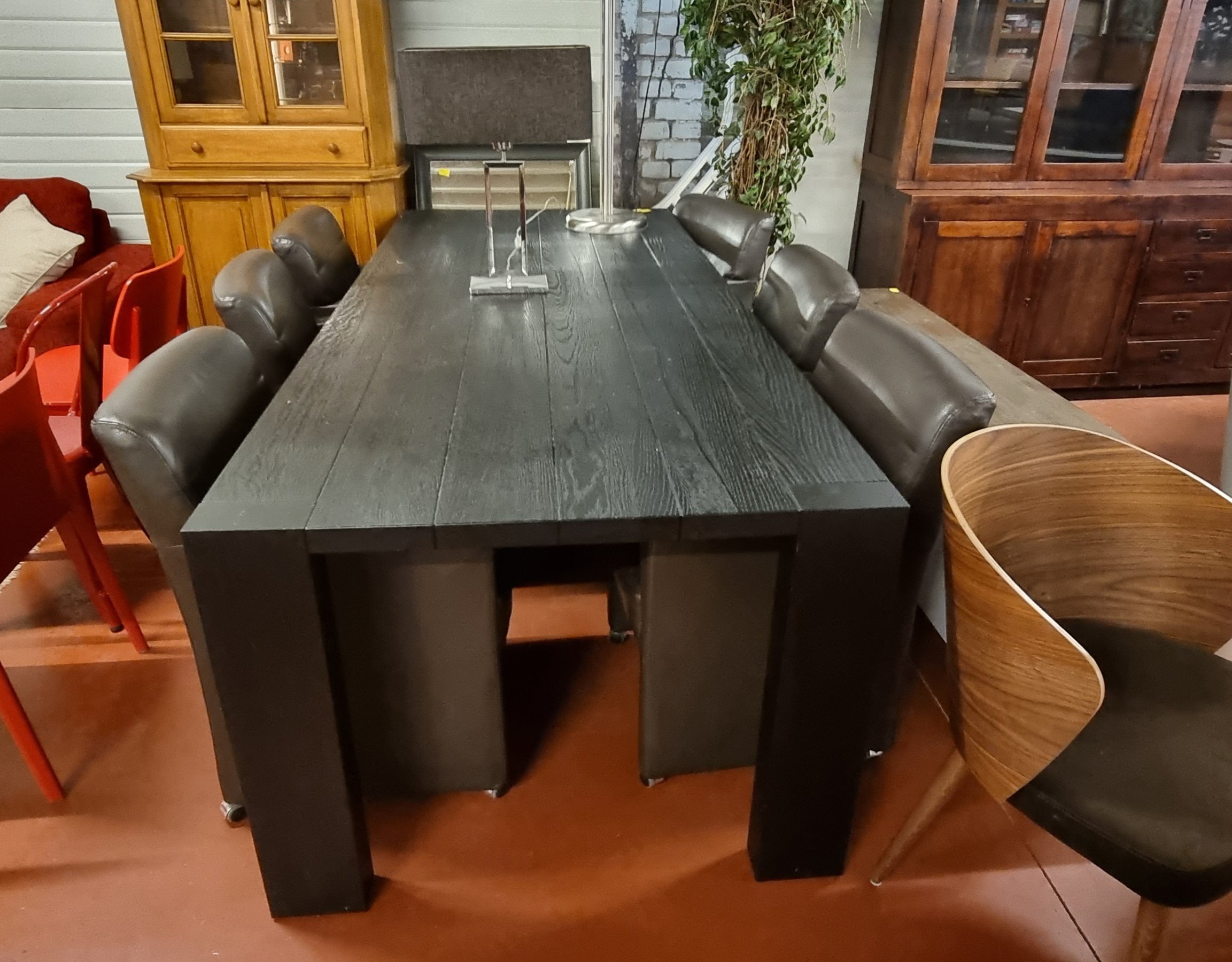 Riskant regenval mooi zo eethoek: tafel met 6 lederen stoelen op wieltjes - Peerke Meubels