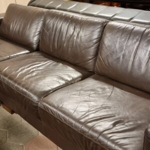 Bruin lederen bank met lounge-gedeelte, losse rugkussens
285x155x90 cm.