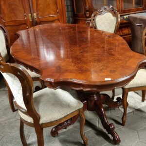 Complete Barokke EETHOEK (ovale tafel met 4 stoelen, mohair bekleed)
noten/wortelnoten
tafel: 200x115x78cm.